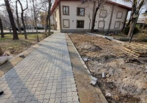 نوسازی سنگفرش پیاده روها در باغ گلستان