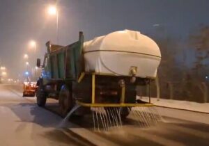 محلول‌پاشی معابر شهرداری منطقه ۳ تبریز برای تسهیل در عبور شهروندان