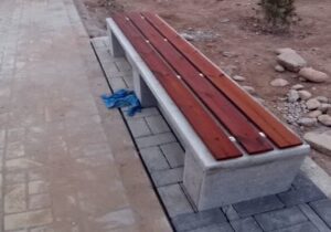 نصب نیمکتهای شهری در بوستان در حال احداث روشنایی