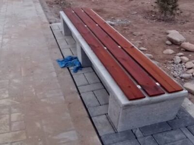 نصب نیمکتهای شهری در بوستان در حال احداث روشنایی