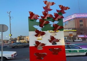 نصب اولین المان ویژه دهه فجر در میدان نماز
