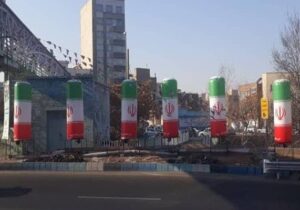 نصب ۱۵ عدد بالن‌ نوری با طرح پرچم ایران همزمان با آغاز دهه مبارک فجر