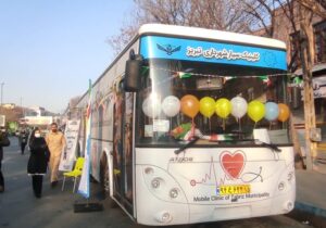 فعالیت اتوبوس کلینیک سلامت در مسیر راهپیمایی یوم الله ۲۲ بهمن