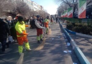 تنظیف مسیر راهپیمایی ۲۲بهمن با همت عوامل خدمات شهری منطقه هشت