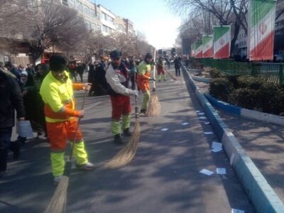 تنظیف مسیر راهپیمایی ۲۲بهمن با همت عوامل خدمات شهری منطقه هشت