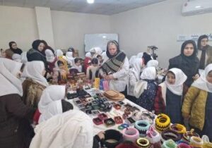 بازدید دانش آموزان مدارس ابتدایی از نمایشگاه دستاوردهای مشاغل خانگی بانوان در پارک شمس تبریزی
