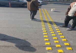 ایمن سازی سرعتکاه ها با نصب گل میخ در سطح شهرداری منطقه ۵