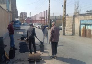 اجرای عملیات لکه گیری با توزیع آسفالت در کوی احمدآباد در قالب طرح استقبال از بهار