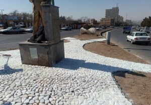 اجرای قلوه سنگ تثبیت شده در بستر گلکاری های معابر و پارک های منطقه ۱۰
