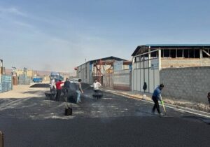 پیشرفت ۶۰ درصدی عملیات آسفالت ریزی کوی صنعتی اکبرزاده