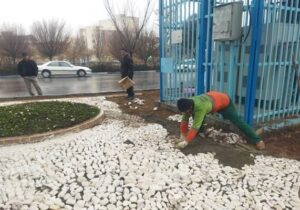 اجرای عملیات رنگ آمیزی، آبنما، گلکاری، هرس درخت و سنگ چینی میانی در مسیر بلوار استاد شهریار