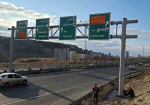 نصب بزرگترین تابلوی راهنمای مسیر تبریز در اتوبان پاسداران
