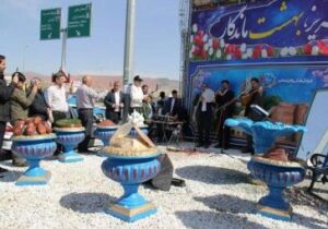 استقبال مسافران نوروزی از ویژه برنامه "عیدانه" در میدان آذربایجان