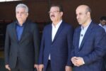 شتاب توسعه انرژیهای خورشیدی؛ هدفگذاری ۱۰۰ مگاواتی تا پایان تابستان معاون وزیر نیرو و رئیس سازمان انرژیهای تجدیدپذیر و بهرهوری انرژی (ساتبا)، گفت: امیدواریم تا پایان شهریورماه، مجموعاً ۱۰۰ مگاوات نیروگاه دولتی و خصوصی وارد شبکه سراسری برق کشور شود. محسن طرزطلب، در حاشیه سفر به تبریز و در جریان آیین بهرهبرداری از پروژههای صنعت برق استان، اظهار کرد: امروز ۸۰ مگاوات نیروگاه خورشیدی جدید در محل انبار مرکزی برق تبریز به بهرهبرداری رسید و وارد مدار شد که این اقدام با هدف تأمین ۲۰ درصد نیاز انرژی این مجموعه انجام شده و شایسته قدردانی است. وی با اشاره به پروژههای در دست اقدام، افزود: هفته گذشته نیز پروژه احداث نیروگاه دولتی ۲۷ مگاواتی آغاز شده و از آن میان، اجرای یک نیروگاه ۳ مگاواتی کلید خورده است. امیدواریم تا پایان شهریورماه، مجموعاً ۱۰۰ مگاوات نیروگاه دولتی و خصوصی وارد شبکه سراسری برق کشور شود. طرزطلب با اشاره به افزایش دمای هوا و مصرف برق گفت: همه تلاش ما بر این است که این ۱۰۰ مگاوات حداکثر تا پایان تابستان به مدار تولید متصل شود. وی در ادامه از امضای دو تفاهمنامه همکاری با دانشگاه صنعتی سهند و دانشگاه شهید مدنی آذربایجان خبر داد و گفت: در چارچوب این تفاهمنامهها، احداث نیروگاههای خورشیدی در محل این دانشگاهها در دستور کار قرار گرفته و از منابع بودجهای مصوب برای این منظور استفاده خواهد شد. رئیس ساتبا همچنین درباره اتصال ادارات دولتی به سامانههای خورشیدی تصریح کرد: بر اساس بررسیهای انجامشده، ادارات دولتی حدود ۲۰ مگاوات نیاز دارند که قرار است با نصب نیروگاههای خورشیدی پشتبامی تأمین شود. این موضوع در حال پیگیری است. وی تأکید کرد: انشاءالله شرکتهای توزیع برق با