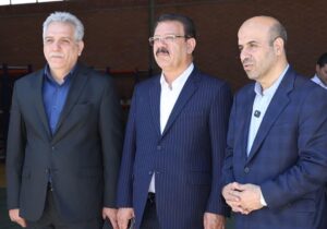 شتاب توسعه انرژی‌های خورشیدی؛ هدف‌گذاری ۱۰۰ مگاواتی تا پایان تابستان  معاون وزیر نیرو و رئیس سازمان انرژی‌های تجدیدپذیر و بهره‌وری انرژی (ساتبا)، گفت: امیدواریم تا پایان شهریورماه، مجموعاً ۱۰۰ مگاوات نیروگاه دولتی و خصوصی وارد شبکه سراسری برق کشور شود.  محسن طرزطلب، در حاشیه سفر به تبریز و در جریان آیین بهره‌برداری از پروژه‌های صنعت برق استان، اظهار کرد: امروز ۸۰ مگاوات نیروگاه خورشیدی جدید در محل انبار مرکزی برق تبریز به بهره‌برداری رسید و وارد مدار شد که این اقدام با هدف تأمین ۲۰ درصد نیاز انرژی این مجموعه انجام شده و شایسته قدردانی است. وی با اشاره به پروژه‌های در دست اقدام، افزود: هفته گذشته نیز پروژه احداث نیروگاه دولتی ۲۷ مگاواتی آغاز شده و از آن میان، اجرای یک نیروگاه ۳ مگاواتی کلید خورده است. امیدواریم تا پایان شهریورماه، مجموعاً ۱۰۰ مگاوات نیروگاه دولتی و خصوصی وارد شبکه سراسری برق کشور شود. طرزطلب با اشاره به افزایش دمای هوا و مصرف برق گفت: همه تلاش ما بر این است که این ۱۰۰ مگاوات حداکثر تا پایان تابستان به مدار تولید متصل شود. وی در ادامه از امضای دو تفاهم‌نامه همکاری با دانشگاه صنعتی سهند و دانشگاه شهید مدنی آذربایجان خبر داد و گفت: در چارچوب این تفاهم‌نامه‌ها، احداث نیروگاه‌های خورشیدی در محل این دانشگاه‌ها در دستور کار قرار گرفته و از منابع بودجه‌ای مصوب برای این منظور استفاده خواهد شد. رئیس ساتبا همچنین درباره اتصال ادارات دولتی به سامانه‌های خورشیدی تصریح کرد: بر اساس بررسی‌های انجام‌شده، ادارات دولتی حدود ۲۰ مگاوات نیاز دارند که قرار است با نصب نیروگاه‌های خورشیدی پشت‌بامی تأمین شود. این موضوع در حال پیگیری است.  وی تأکید کرد: ان‌شاءالله شرکت‌های توزیع برق با