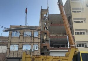 سه طبقه غیر مجاز یک ساختمان مسکونی در خیابان ۴۵ متری شهید آل هاشم تخریب شد