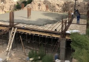 بتن ریزی سقف اول در پروژه مجتمع تجاری، خدماتی راسته‌کوچه