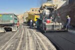توزیع آسفالت تکمیلی لاین تند رو در پروژه مسیرگشائی خیابان ۴۵ متری شهید آل هاشم به میزان ۶۵۰ تن