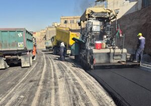 توزیع آسفالت تکمیلی لاین تند رو در پروژه مسیرگشائی خیابان ۴۵ متری شهید آل هاشم به میزان ۶۵۰ تن
