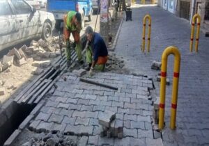 ترمیم سنگفرش در پیاده روی خیابان عباسی نرسیده به بیمارستان نیکوکاری و خیابان گلکار