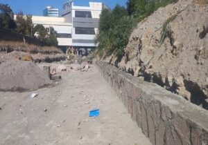 تداوم عملیات اجرای دیوار سنگی در پروژه ساماندهی مهرانرود از پل جواهر تا بلوار ۲۹بهمن