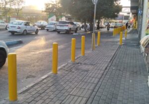 نصب موانع ترافیکی در پیاده روهای بلوار ۲۹ بهمن