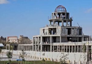 نازک کاری عمارت کلاه‌فرنگی به طبقات فوقانی رسید
