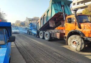 تداوم عملیات آسفالت اساسی با فینیشر لایه بیندر در خیابان عباسی حدفاصل چهارراه عباسی بطرف چهارراه ششگلان