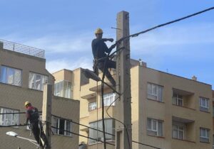 تبدیل شبکه فضار ضعیف هوایی برق تبریز به کابل خودنگهدار در خط پایانی