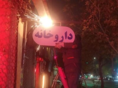 حذف شبانه تابلوهای مزاحم مشاغل در بافت مرکزی تبریز