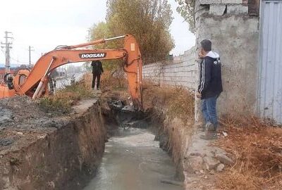 لایروبی کانالهای کوی لاله برای افزایش ظرفیت دفع آبهای سطحی