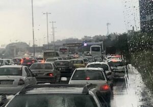وقتی باران می‌بارد، ترافیک از کجا می‌آید و چرا شکل می‌گیرد؟