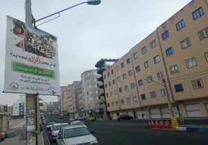نصب بنرهای اطلاع‌رسانی به مناسبت روز ایمنی در برابر زلزله و بلایای طبیعی در منطقه ۵