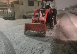 پاشش محلول یخ زدا در سطح منطقه یک همزمان با بارش برف