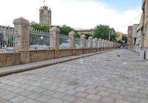 نصب موانع ترافیکی در کوچه حیدرزاده به منظور جلوگیری از پارک حاشیه ای خودروها