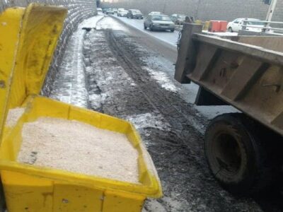 شارژ هفتگی مخازن نمک در خروجی زیر گذرهای شهرداری منطقه ۸