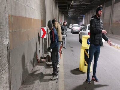 تداوم اجرای تجهیزات ترافیکی و تابلوهای انتظامی حاشیه‌نما در زیرگذر صاحب‌الامر