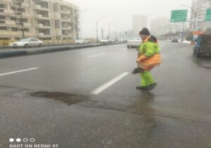 مرمت معابر سطح حوزه شهرداری منطقه ۲ با استفاده از تراشه آسفالت