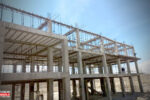 اجرای قالب‌بندی سقف طبقه دوم مدرسه ۱۲ کلاسه خاوران