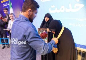 دو قهرمان ورزشی تبریز، مدال خود را به خانواده شهدا اهدا کردند