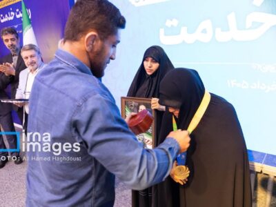 دو قهرمان ورزشی تبریز، مدال خود را به خانواده شهدا اهدا کردند