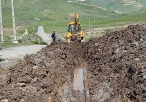 اجرای دوهزار و ۸۰۰ متر  خط انتقال و اصلاح شبکه اصلی آب روستای نهار اهر در آذربایجان شرقی