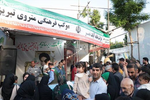 برپایی غرفه فرهنگی سازمان حمل و نقل ریلی در میدان ساعت به مناسبت عید غدیر و سالگرد ارتحال امام خمینی(ره)