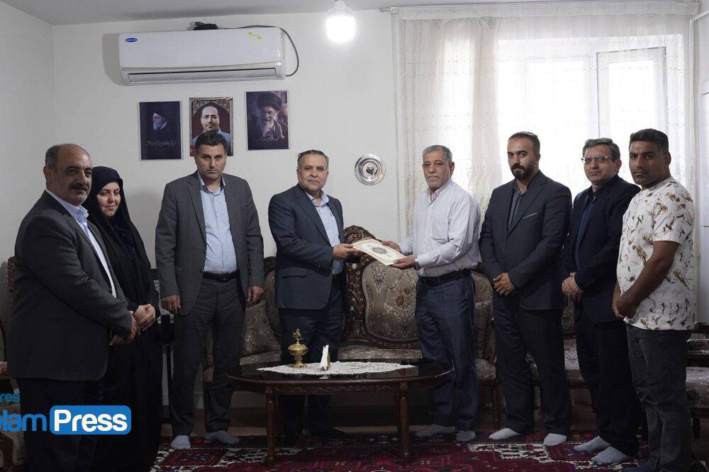 تجلیل شهردار منطقه ۶ تبریز از خانواده معظم شهید والا مقام ‌«امیر وکیل‌زاده»