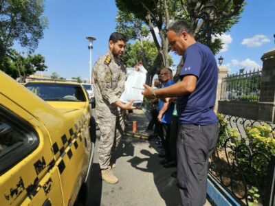 تجلیل فرمانده یگان تکاوران ویژه فاتحین لشکر عملیاتی ۳۱ عاشورا از رانندگان تاکسی تبریز