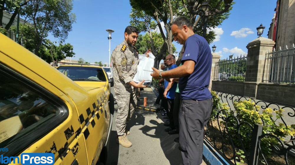 تجلیل فرمانده یگان تکاوران ویژه فاتحین لشکر عملیاتی ۳۱ عاشورا از رانندگان تاکسی تبریز تجلیل فرمانده یگان تکاوران ویژه فاتحین لشکر عملیاتی ۳۱ عاشورا از رانندگان تاکسی تبریز