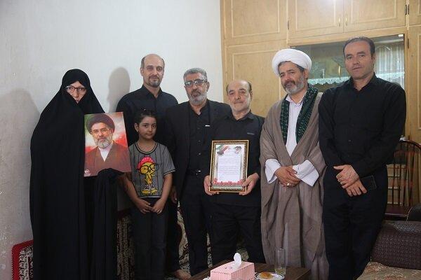 خانواده گرانقدر شهید اقتدار اسماعیل مهرآرا تجلیل شد خانواده گرانقدر شهید اقتدار اسماعیل مهرآرا تجلیل شد