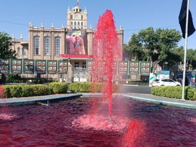 آبنمای میدان ساعت در آستانه تاسوعا و عاشورای حسینی به رنگ خون در آمد