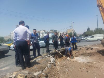 مرمت خط لوله آسیبدیده در خیابان طالقانی در کمتر از یک ساعت؛ جریان آب مشترکان برقرار شد 