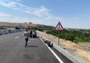 نصب تابلوهای انتظامی در محور اتصالی آزادراه شهید باکری به بلوار ملت